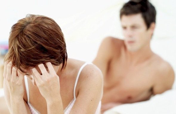 Kvinna med ryggen vänd mot sin partner
