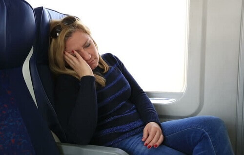 Kvinna har svårt att sova på flygplan