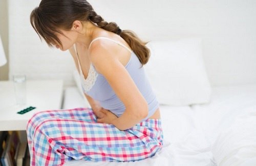 Kvinna visar symptom på skadad tarmflora
