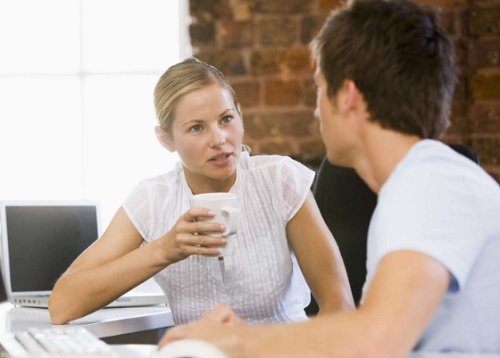 Kvinna och man på kontoret