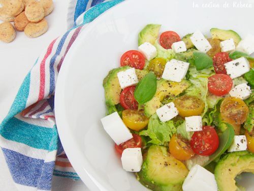 Sallad med fetaost och avokado