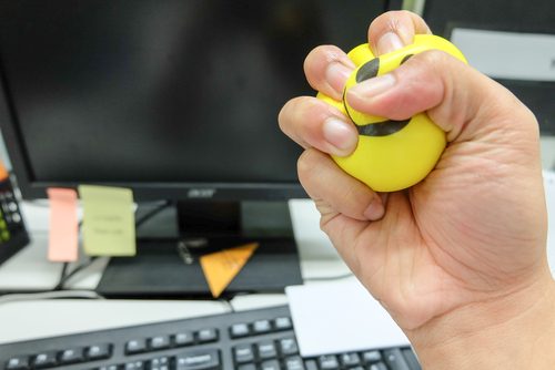 Hand kramar om en stressboll