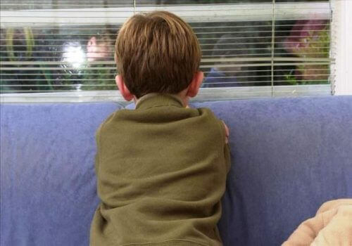 Barn med ryggen vänd emot