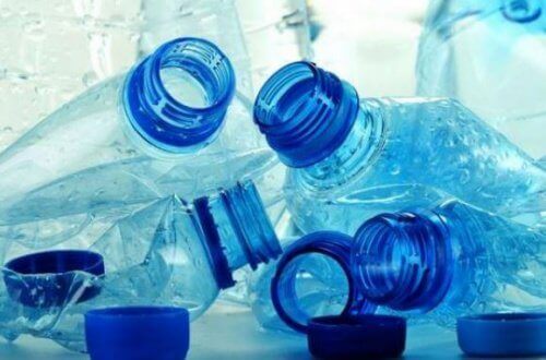 förstörda plastflaskor