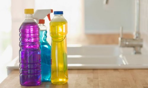 plastflaskor på köksbänk