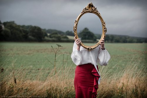 Kvinna med spegel