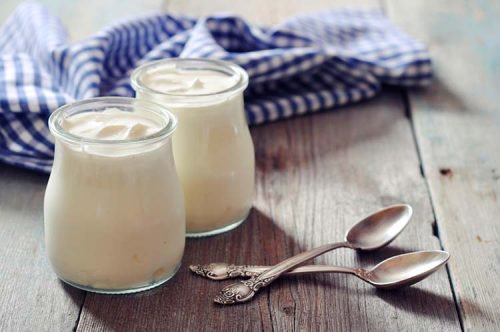 Glasburkar med naturell yoghurt