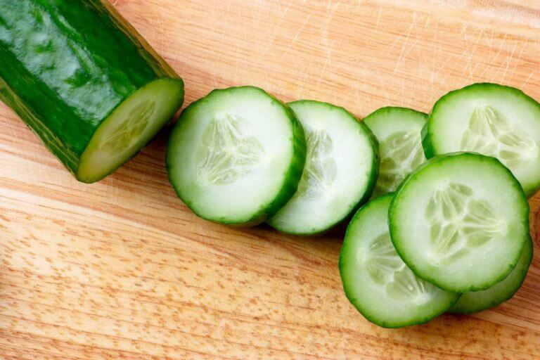 Gurksallad med pinjenötter