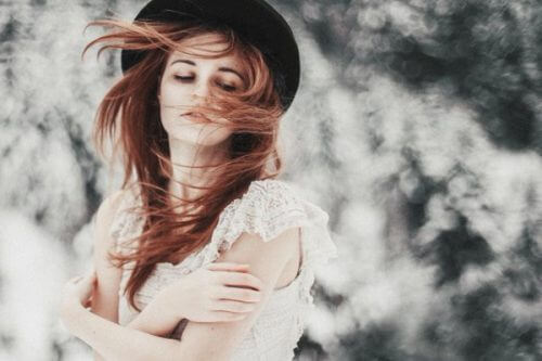 Kvinna i klänning på vintern