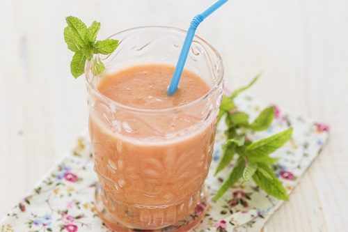 Smoothie med jordgubbar och gurka som hjälper dig att bli av med uppsvälldhet