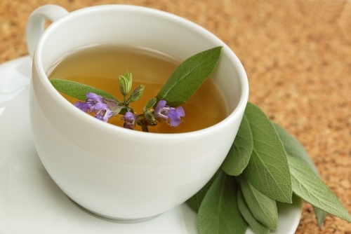 Te på salvia är en av flera naturliga kurer mot värmevallningar