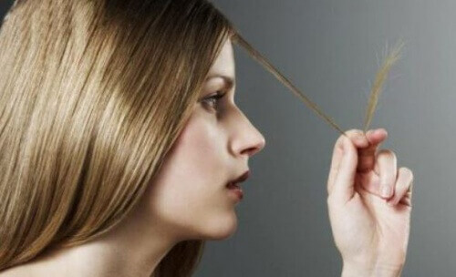 Kvinna med kluvna hårtoppar