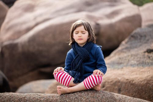 Mindfulness för barn och unga vuxna: är det effektivt?