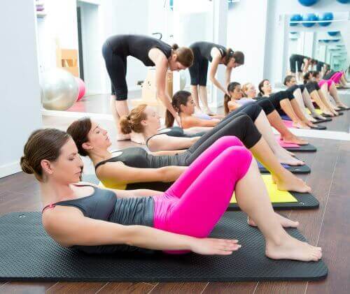 Gruppövning med yoga