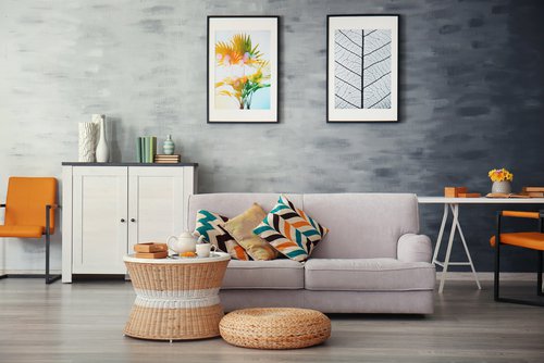 Minimalistiskt hem med soffa