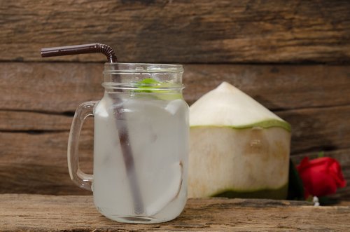 Kokosnötsvatten i glas