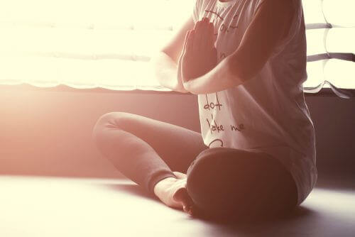 Kvinna som mediterar