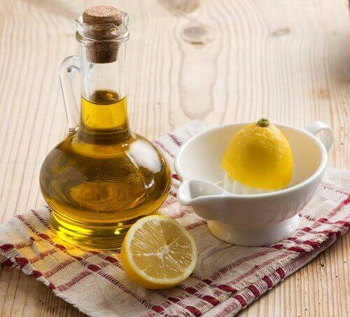Olivolja och citroner på duk