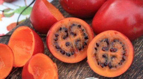 Skivade tamarillos på bord