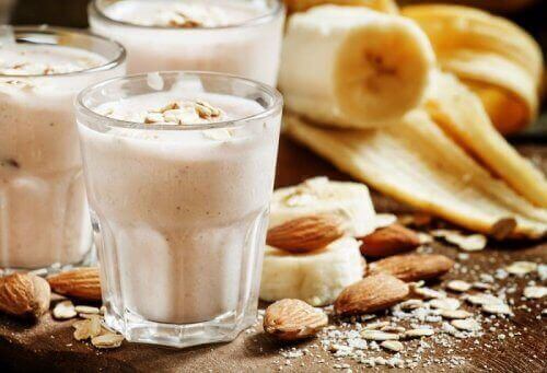 Smoothie med ingefära och mandlar är jättegod och tar bort hudfläckar Smoothie med ingefära och mandlar är jättegod och tar bort hudfläckar