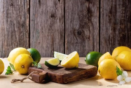 Använd citron för att rengöra skärbrädan