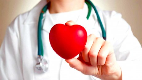 doktor med ett hjärta i handen