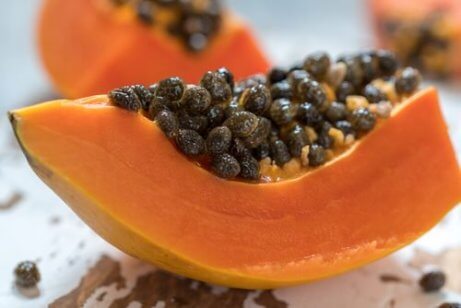 Papaya med kärnor