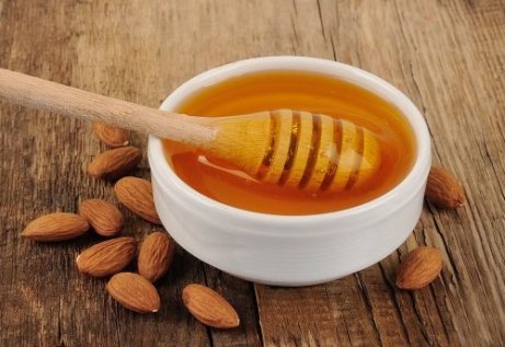 Med mandelmjöl och honung kan du krympa stora porer