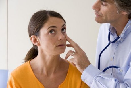 Kvinna hos doktorn