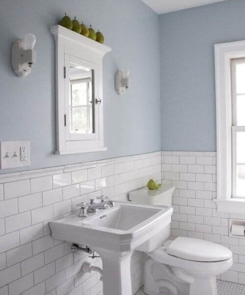 badrum med kakel och blå vägg