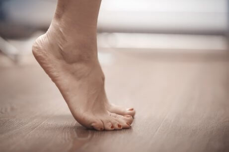 Stretcha fötterna för att förebygga tendinit