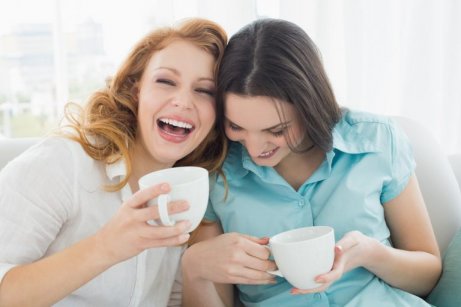 Väninnor med kaffekoppar