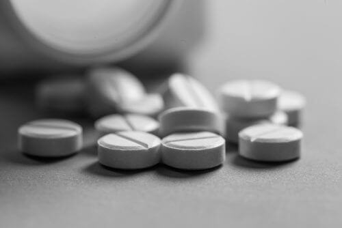 Aspirinpiller och burk