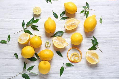 Citroner på bord