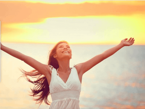 Bär lätta, lösa kläder som andas för att stå ut med hettan