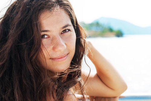 Glad kvinna vid sjö