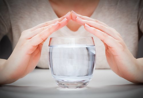 Kvinna med ett glas vatten