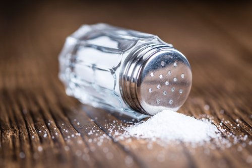 Utspillt salt på bord