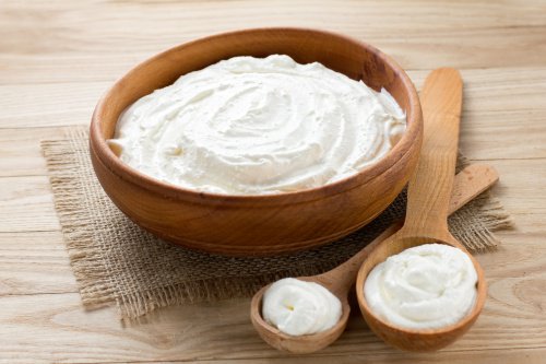 Yoghurt i skål av trä