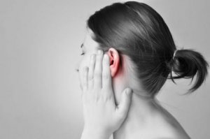 8 huskurer för att få ut vatten i öronen