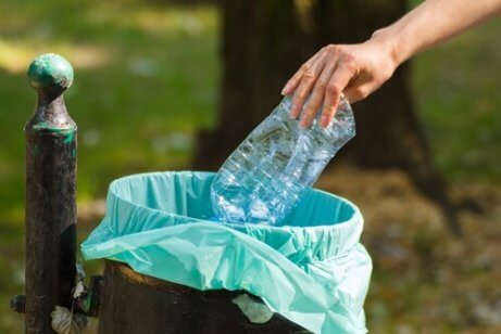 Återanvänd inte plastflaskor