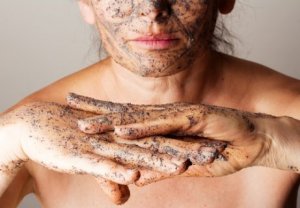 Exfolierande kroppsskrubb med eteriska oljor för mjuk hy