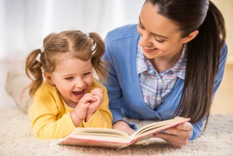 Läser för dotter