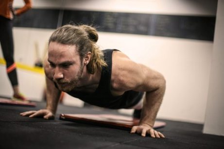 Man gör armhävningar