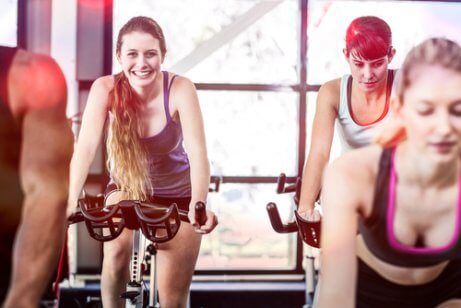 Kvinnliga idrottare på gymmet