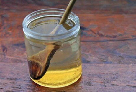 Varmt vatten med honung