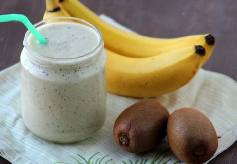 Drick banan- och kiwismoothie för att motverka muskelkramp