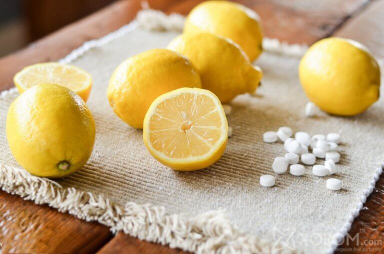 Använd aspirin och citronsaft för att bli av med förhårdnader.
