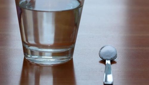 Glas vatten och sked