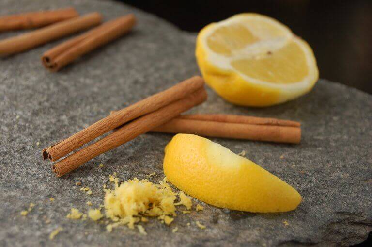 Kanel och citron på sten